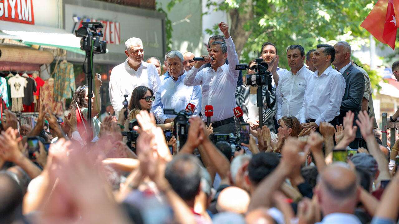 Özgür Özel Adana'da: Binlerce kişi eşlik ediyor!