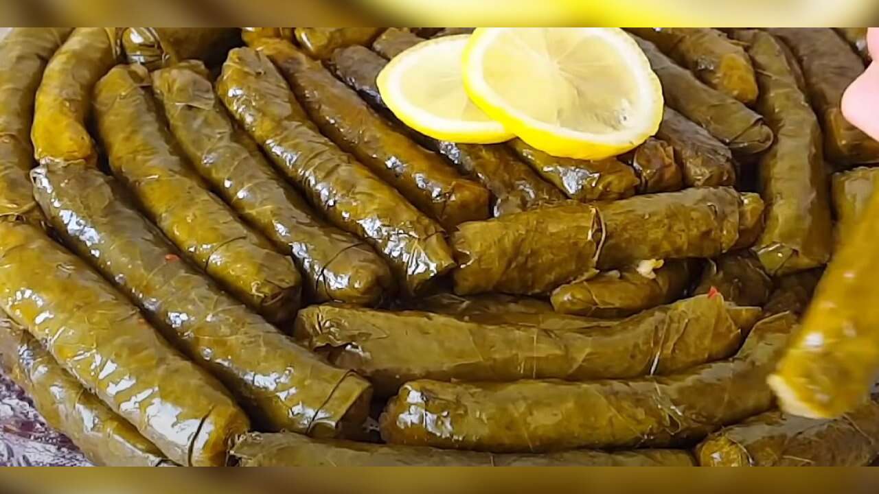 İzmir Usulü Yaprak Sarma: 40 Yıllık Şefin Yöntemi: Üzerine mutlaka ekleyin