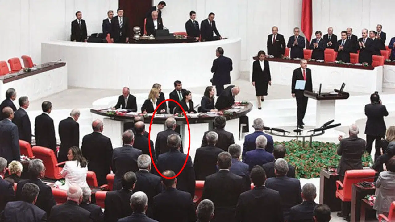 'Erdoğan için ayağa kalkmazdım' diyen Kılıçdaroğlu'na arşivli yanıt: En önde karşılamış!