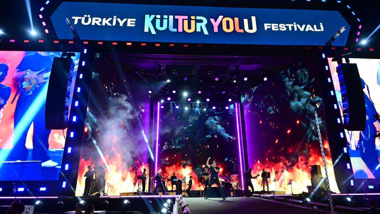 Kıraç, Van Kültür Yolu Festivali'nde binlerce müzikseverle buluştu