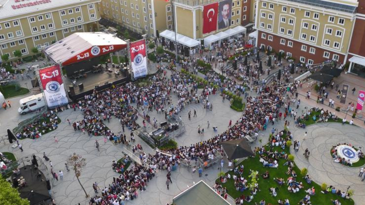 Aydın Üniversitesi'nde akademisyen kıyımı: Yaklaşık 100 kişinin işine son verildi!