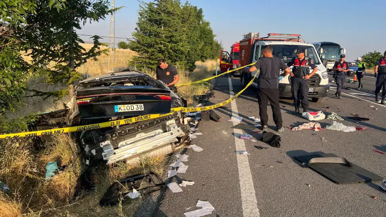 Gurbetçi aile memleketine ulaşamadan kaza yaptı: 3 ölü, 1 yaralı