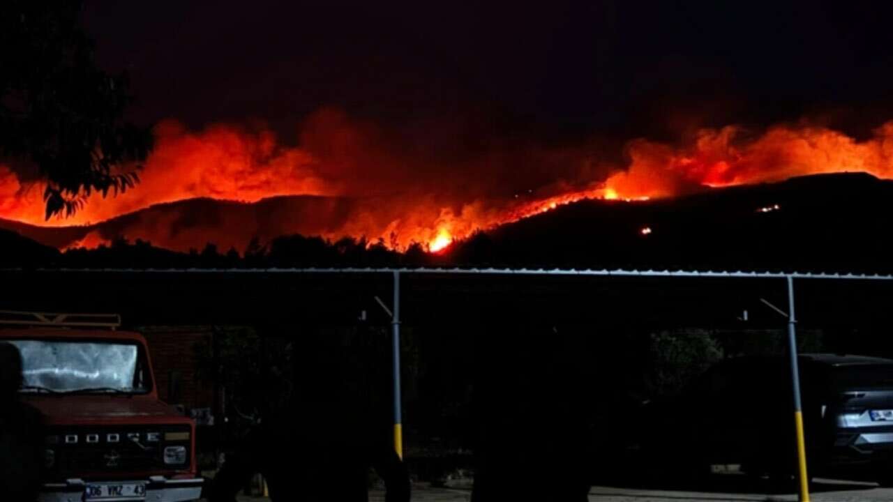 Muğla'da süren orman yangınlarında 1120 kişi tahliye edildi!