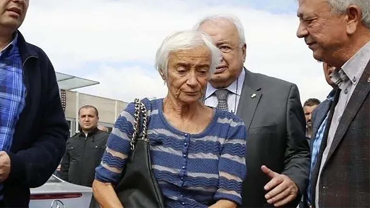 Deniz Baykal'ın eşi Olcay Baykal hayatını kaybetti