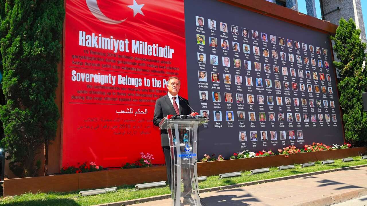 15 Temmuz şehitleri iBB önünde anıldı