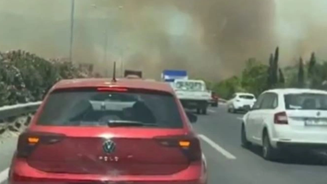 Akhisar'da orman yangını İzmir-İstanbul Otoyolu'na ulaştı: Yol trafiğe kapatıldı!