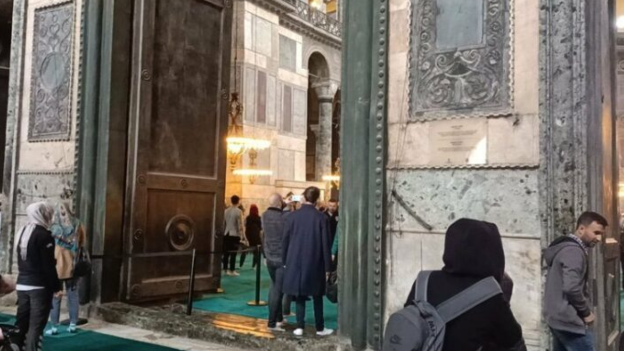'Ayasofya'da İncil okuyan iki Rus turist gözaltına alındı' iddiası: Başkonsolosluk inceleme başlattı