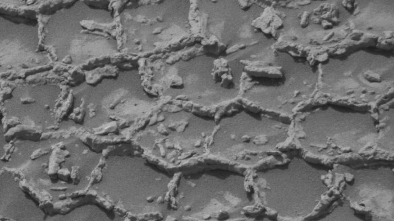 NASA'nın keşif aracı Mars'taki gizemli yapıları görüntüledi