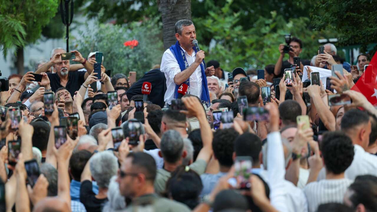 Özgür Özel'den yeni parti adımı: Renkler belirlendi, 3 şirkete logo tasarımı siparişi verildi