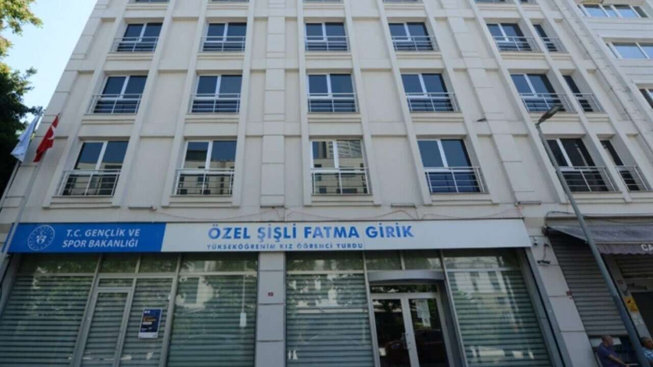 Şişli kayyumu kız öğrencileri kapıya koydu!