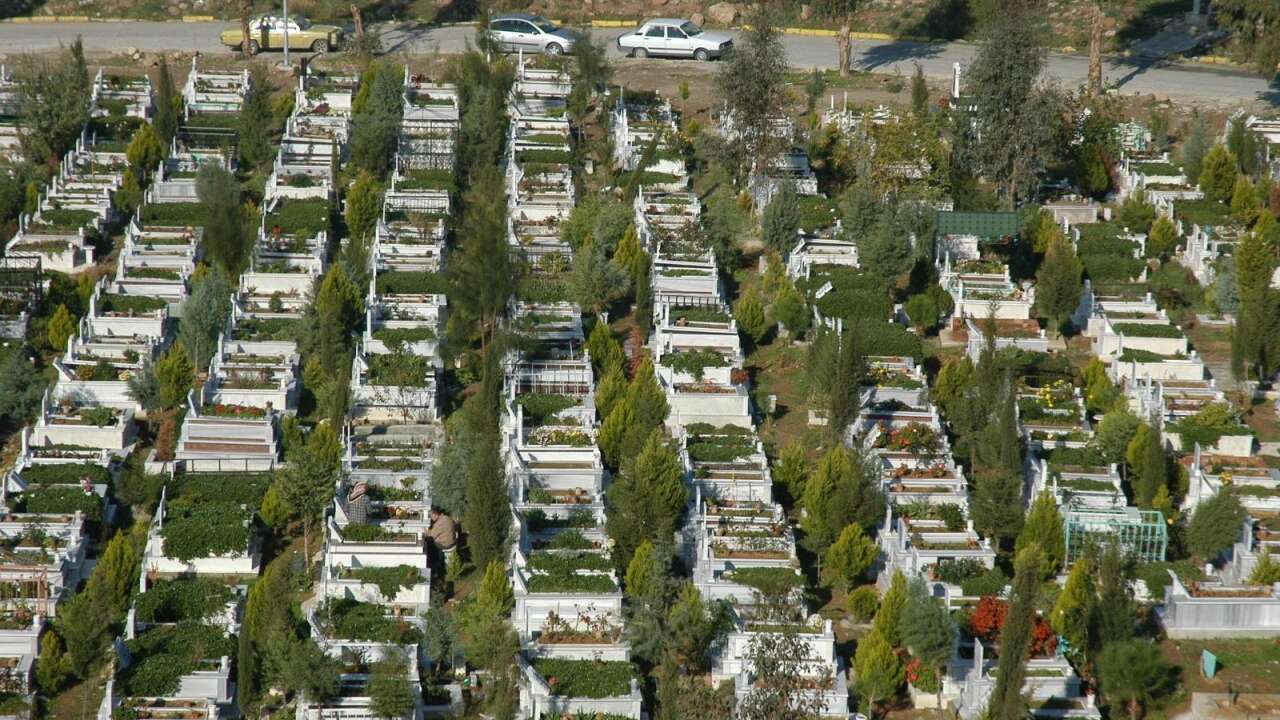 İzmir'de mezarlıklarda kaçak yapılaşmaya yeni düzenleme