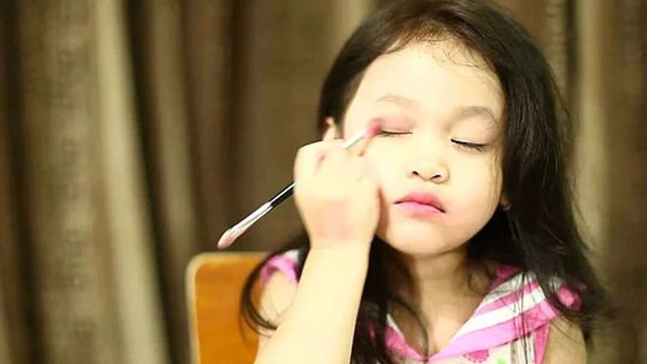 Performatif çocukluk, jel tırnaklar, cam gibi ciltler