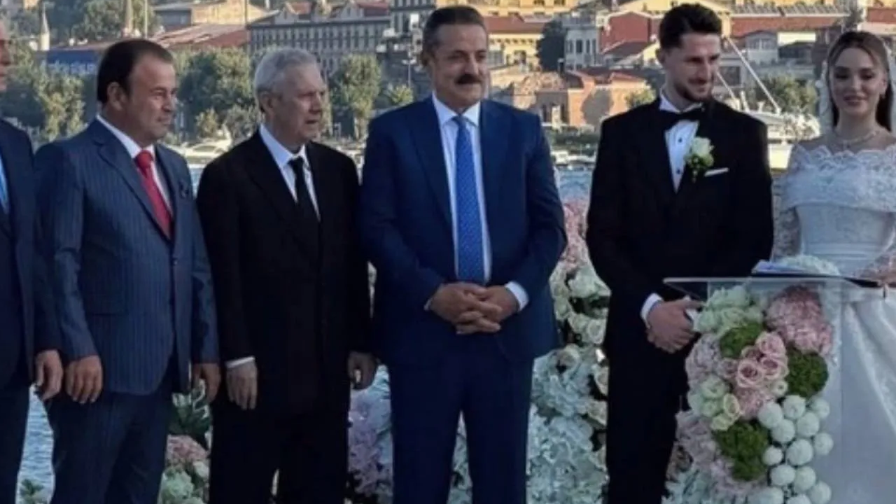 İsmail Yüksek ile Esen Matraş dünyaevine girdi: Ali Koç ve Aziz Yıldırım nikah şahidi oldu