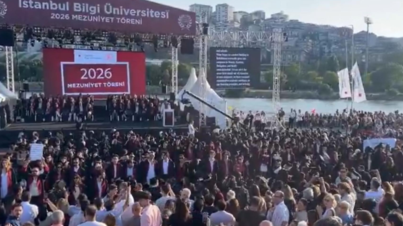 Bilgi Üniversitesi mezuniyetinde 'kayyum' protestosu: Rektör kürsüyü terk etti!