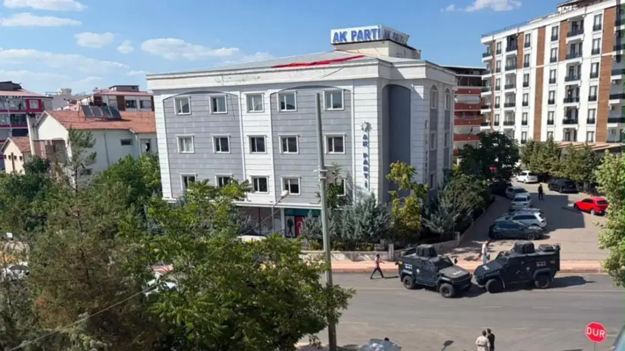AK Parti İl Başkanlığı önünde şüpheli çanta alarmı
