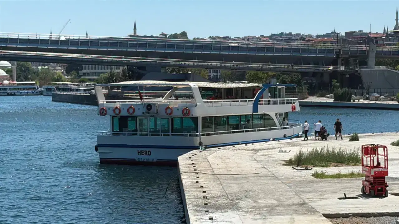 Haliç’te tur teknesi köprüye çarptı