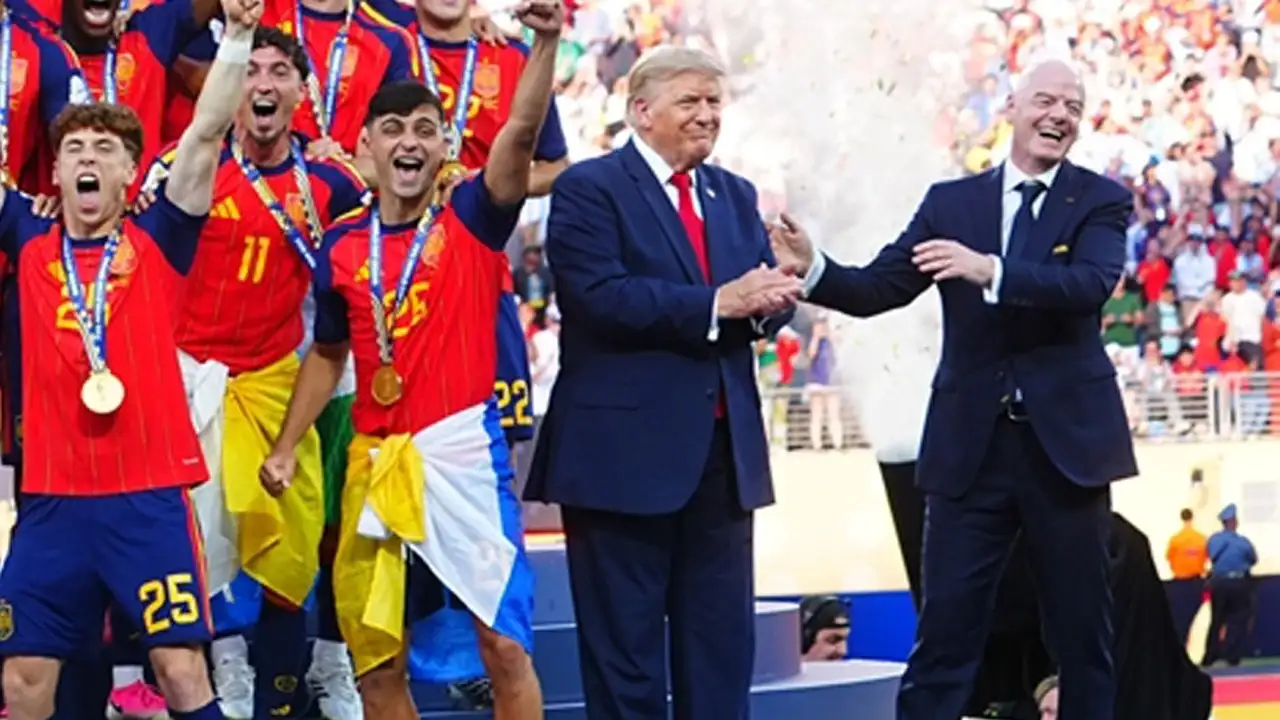 Trump kriz yarattı: Protokolü deldi, sahneden inmedi!