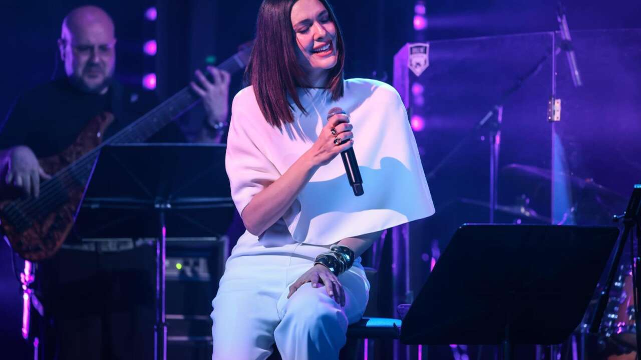 Bergüzar Korel'den nostalji dolu bir konser