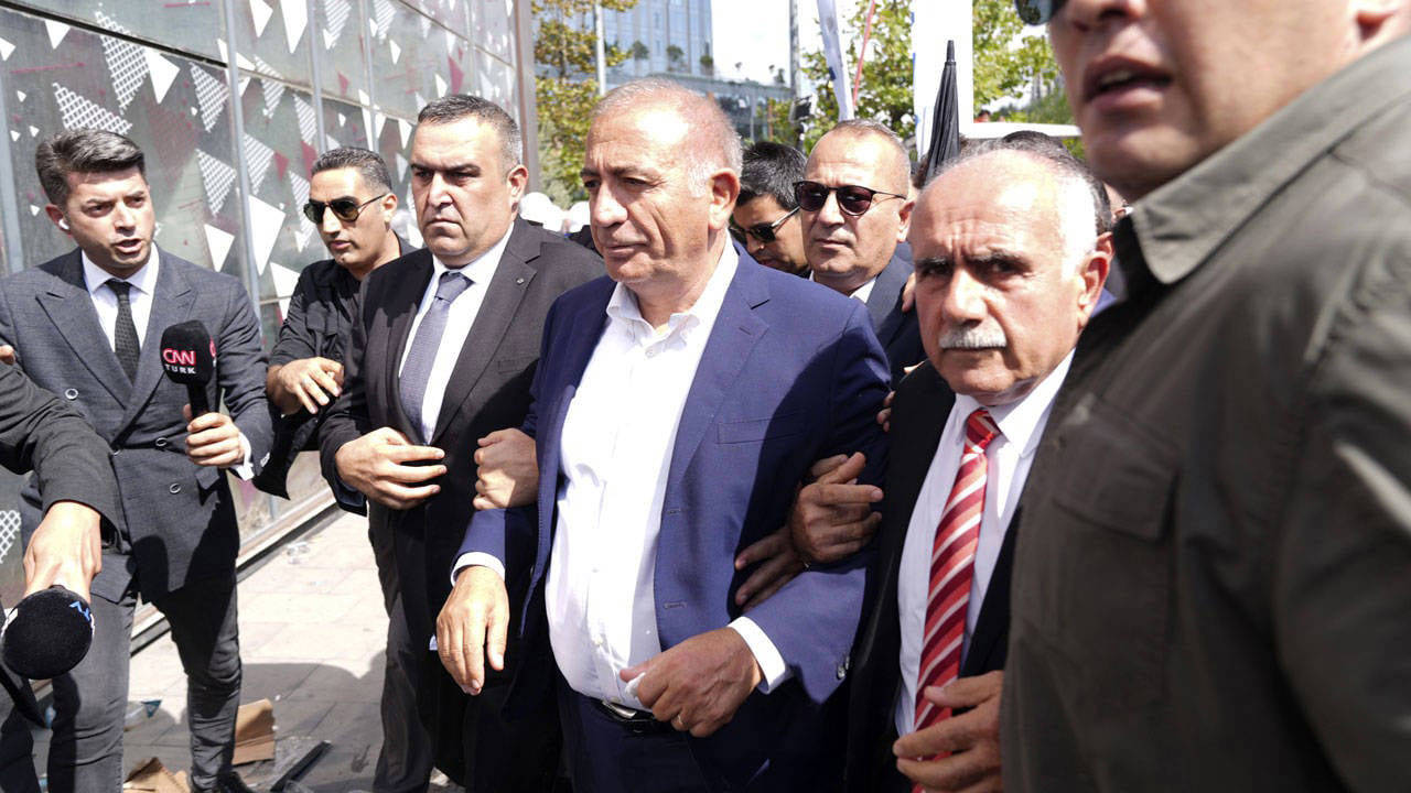 Atanmış CHP yönetiminden 'Yeni Parti' operasyonu: Gürsel Tekin 7 ilçe yönetimini görevden aldı