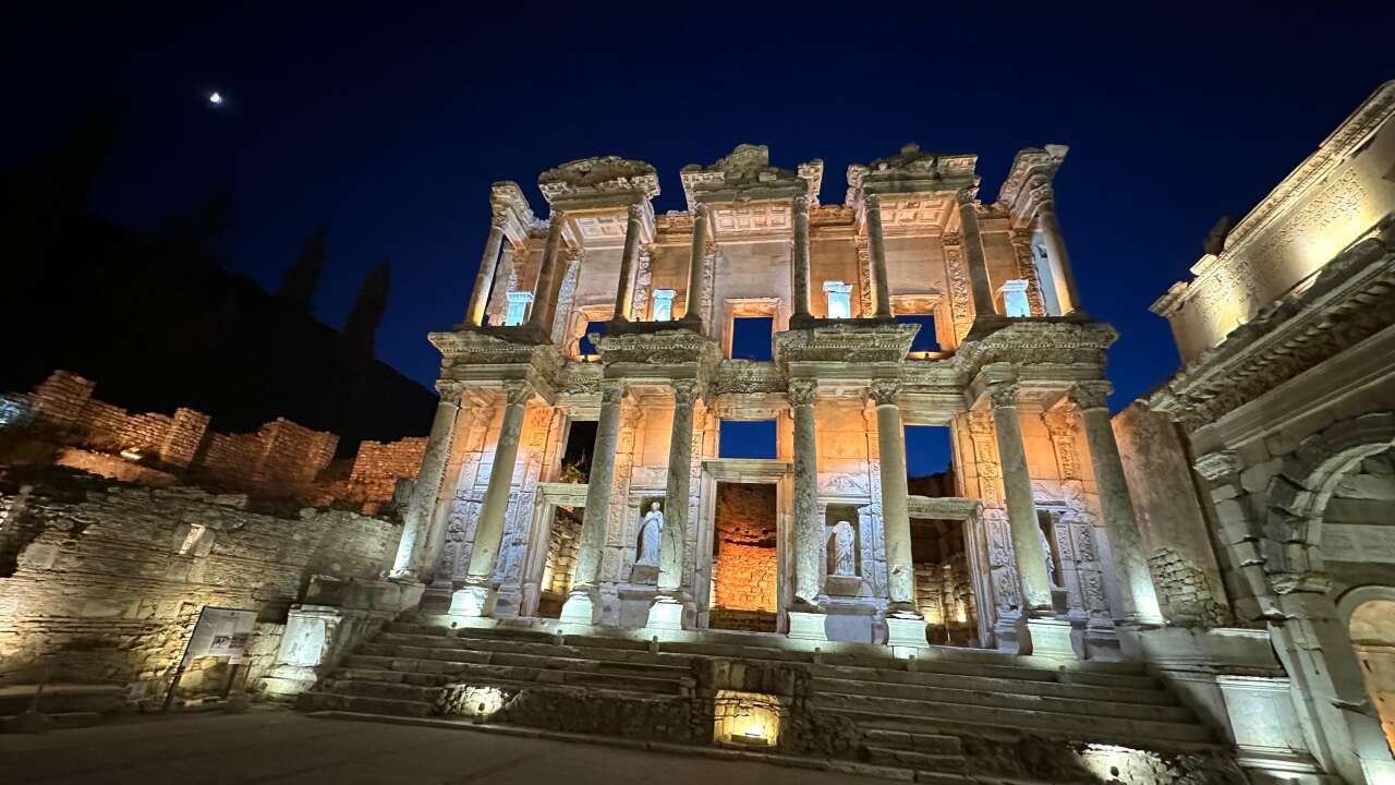 Efes, binlerce yıllık geçmişiyle uygarlıkların izlerini taşıyor