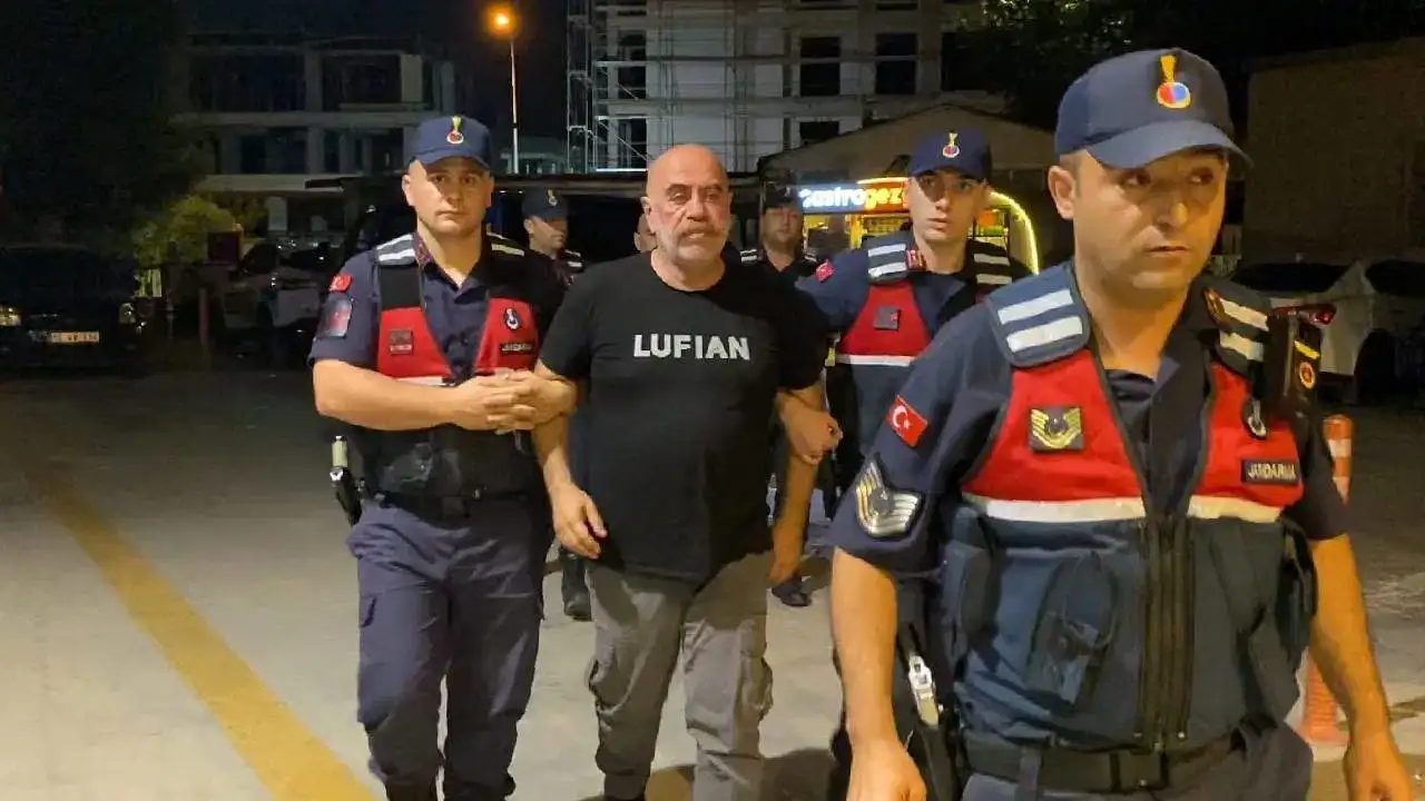Yönetmen Ezel Akay ve müzisyen kardeşine gözaltı