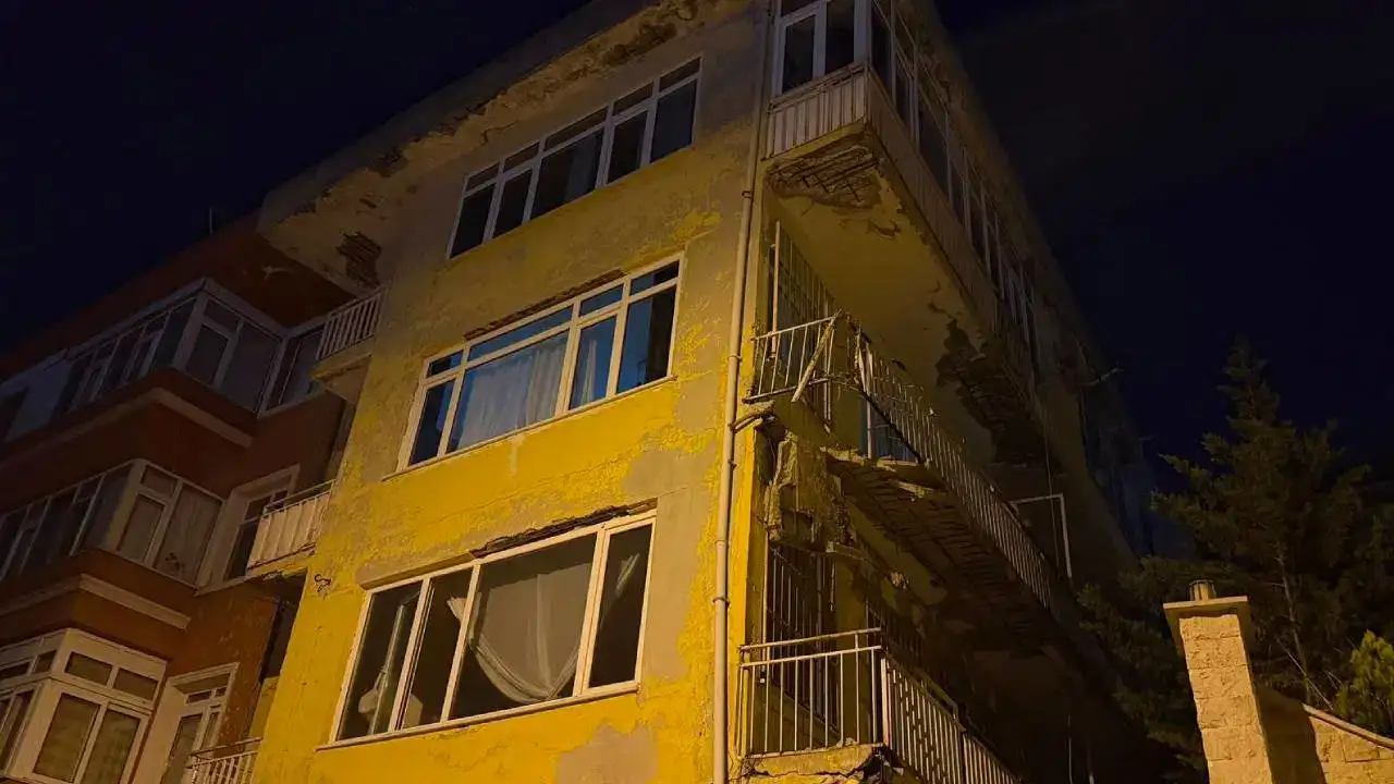 İstanbul’da korku gecesi: Balkon çöktü!
