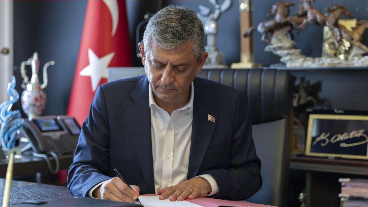 Özgür Özel'den YENİ Parti'de ilk mesaj