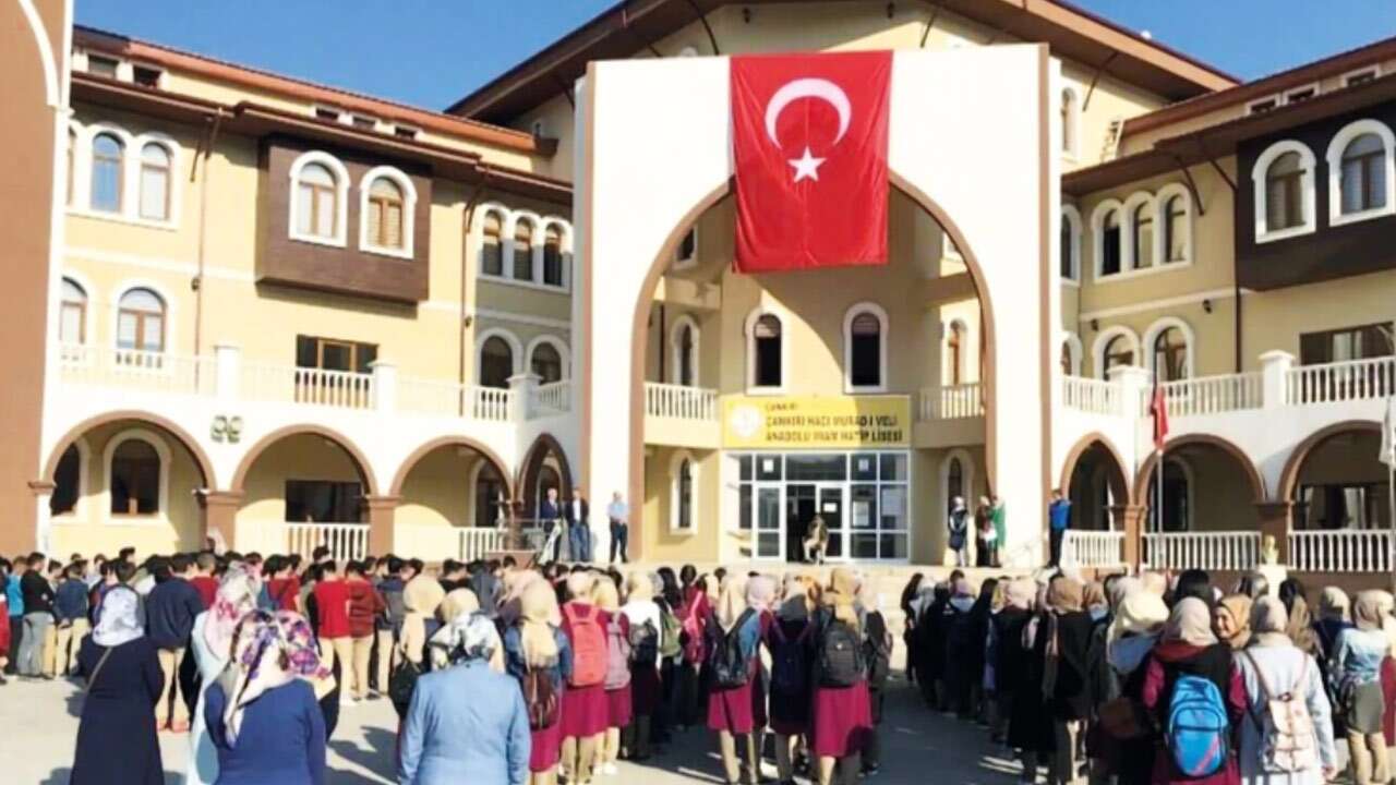 İmam hatip lisesi başarı listesinde kız öğrencilerin fotoğrafları sansürlendi