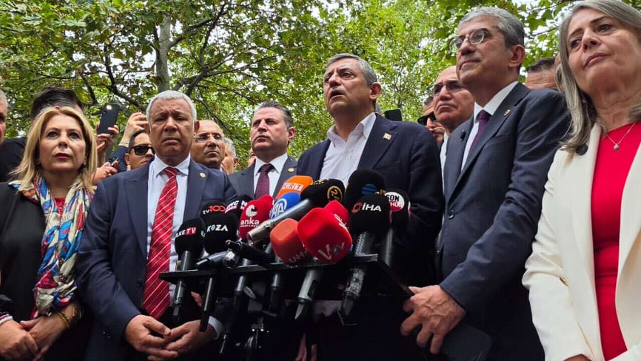 Özgür Özel Cuma namazından çıktı ve bugünün önemini özetledi: Çok kritik bir gün!