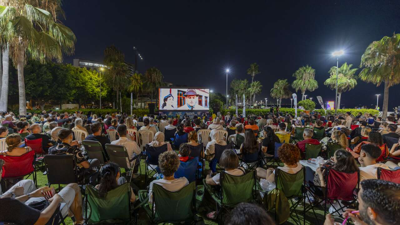 Mersin'de palmiyelerin altında açık havada sinema keyfi!