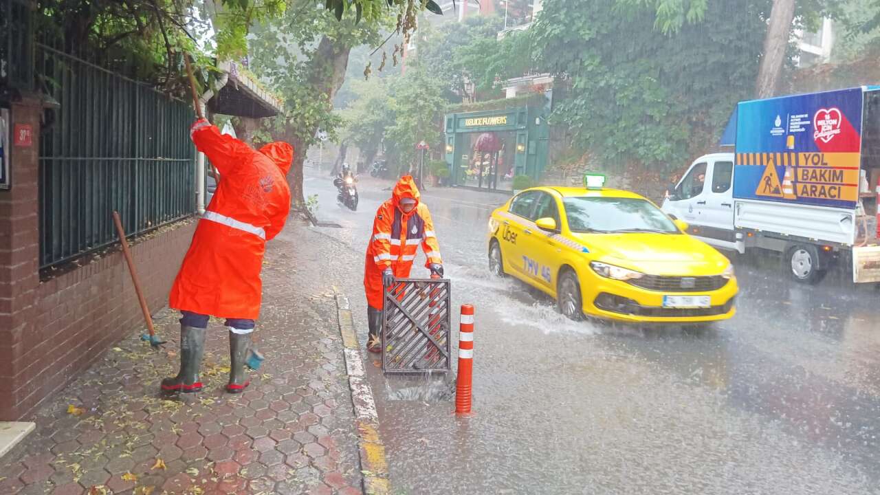 İstanbul'da kuvvetli sağanak alarmı: 17.00’ye kadar etkili olacak