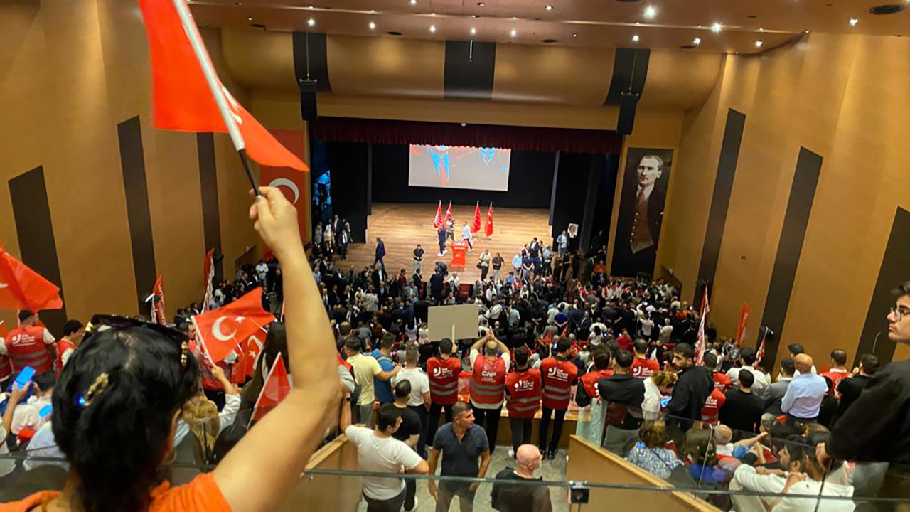Kılıçdaroğlu'nun katıldığı törende salonu figüranlar doldurdu: Gazeteci Ebru Çelik de aralarına karıştı