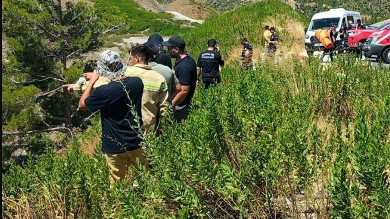 Otomobil uçurumdan yuvarlandı: 5 kişi öldü