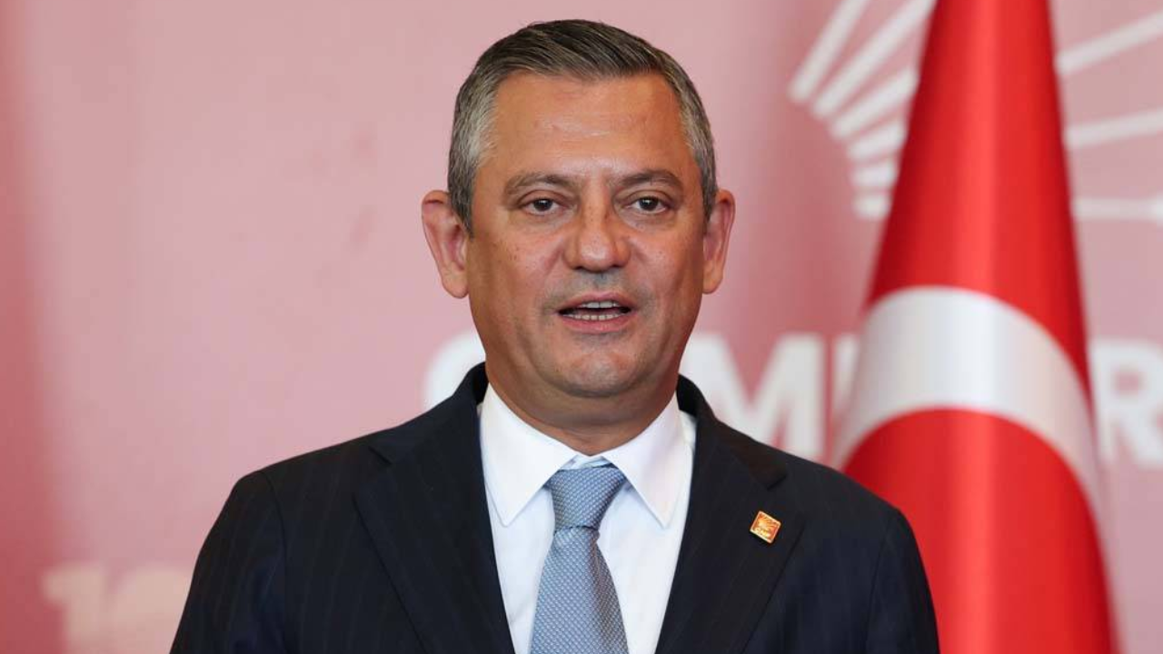 Özgür Özel'den Filenin Sultanları'na tebrik: 'Mücadelenizle gururumuz oldunuz'