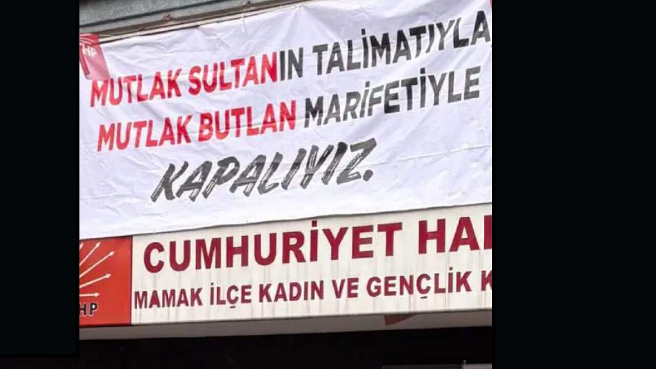 Görevden alınan başkan ilçe binasına bu pankartı astı: ‘Mutlak Sultanın talimatıyla, mutlak butlan marifetiyle kapalıyız’