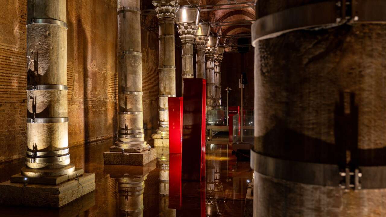 Seçkin Pirim'in eserleri 1600 yıllık Şerefiye Sarnıcı'nın tarihi dokusuyla buluşuyor