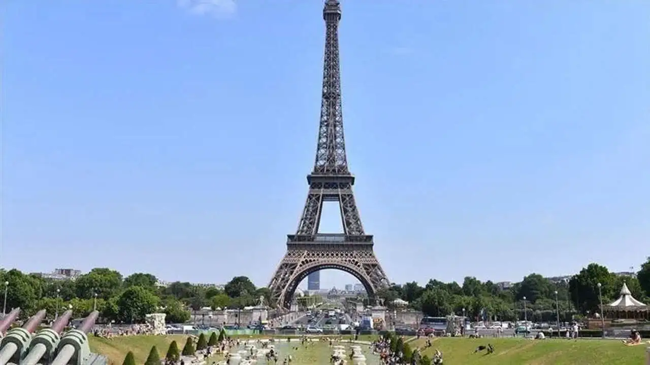 Paris'te bıçaklı saldırı: 3 kadın yaralandı!