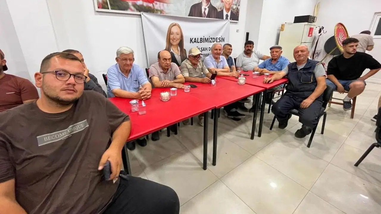 CHP Selendi ilçe örgütünde 150 kişi istifa etti: 'Özgür Özel'in yanındayız'