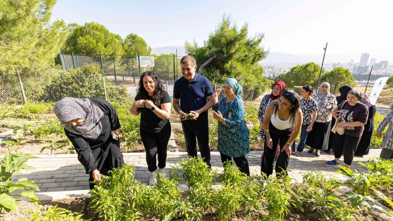 İzmir mahalle bostanlarında hasat yapıldı