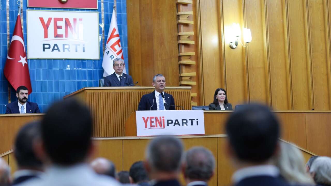 İzmir'de 14 başkan ve 1 başkanvekili YENİ Parti'ye geçti