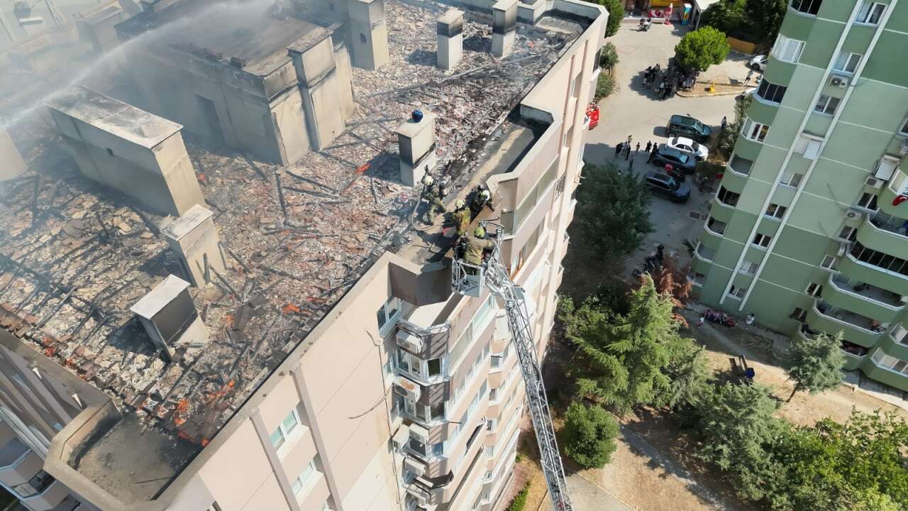 Yangında çatıda mahsur kalan üç işçi kurtarıldı