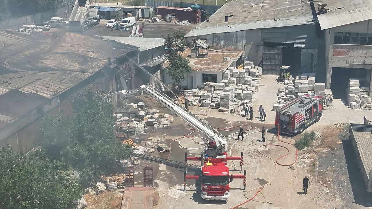 Bayraklı'da yangın: Çalışanlar öğle yemeğindeydi, facia önlendi