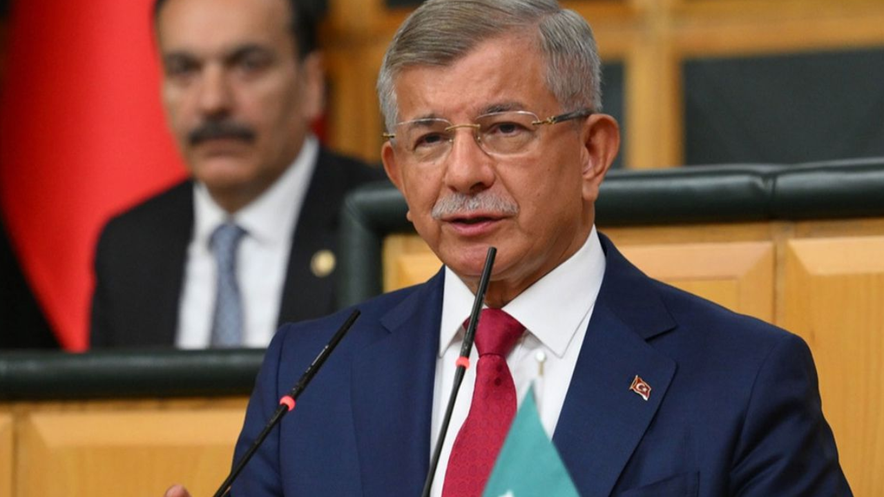 Ahmet Davutoğlu, Gelecek Partisi'ni feshetti: Siyasetten çekildiğini duyurdu