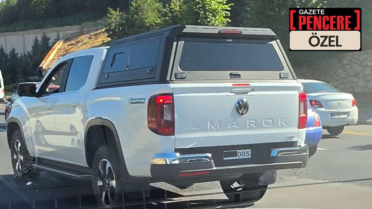Kim bu plakasına siyah bant çeken?