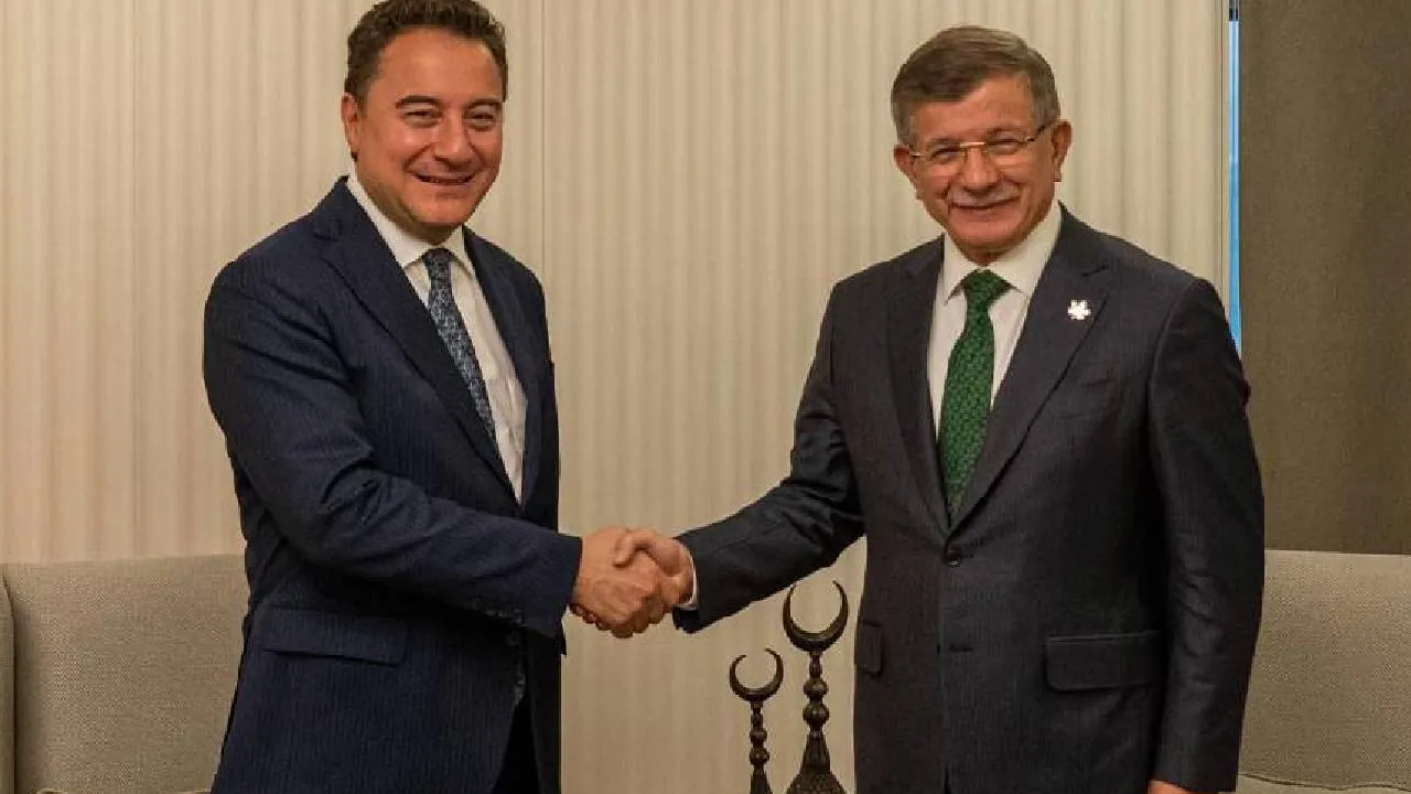Ali Babacan, siyaseti bıraktığını açıklayan Ahmet Davutoğlu'nu ziyaret etti