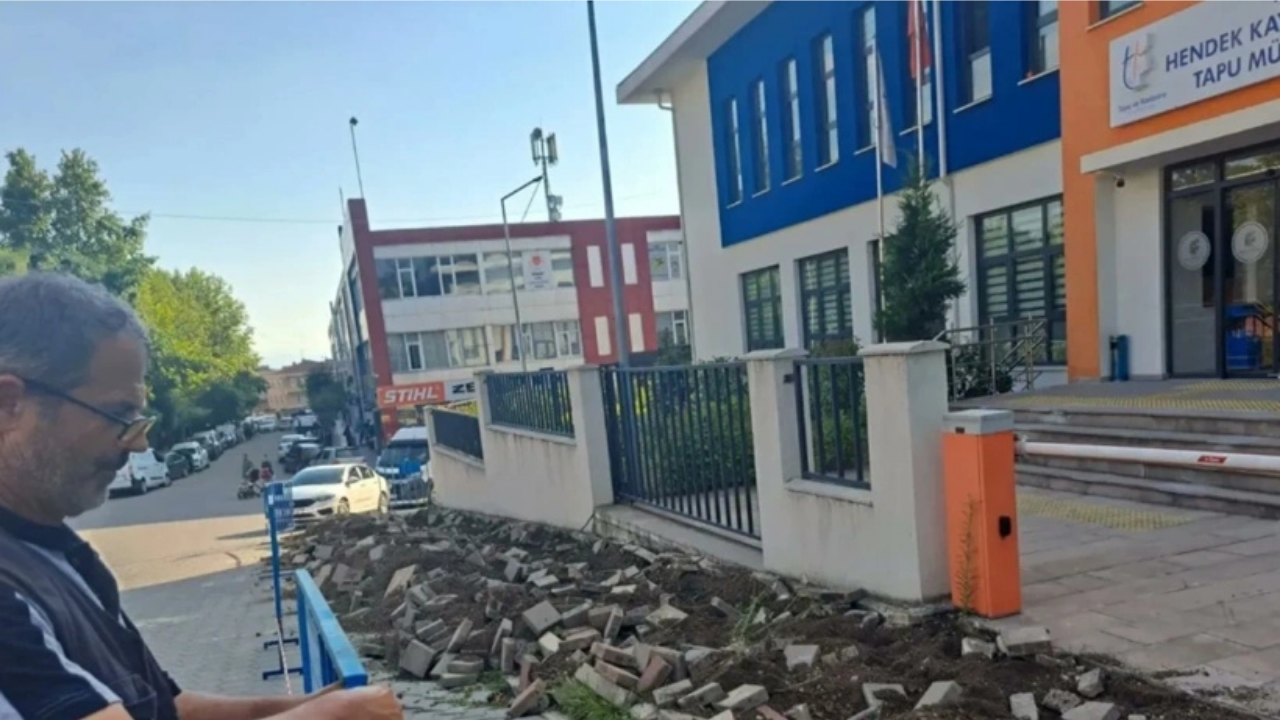 BBP'li başkan hızını alamadı: Personel ile tartıştı Tapu Müdürlüğü'nün önünü kazdırdı