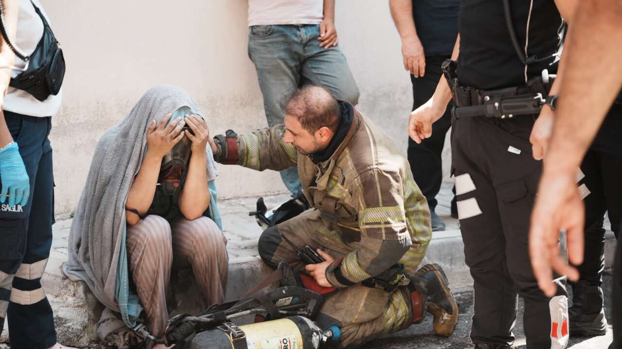 İzmir'de yangında mahsur kalan 10 kişiyi itfaiye kurtardı