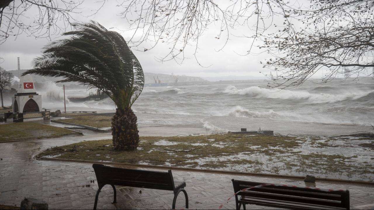 Meteorolojiden fırtına ve sağanak yağış uyarısı: Rüzgar hızı 70 km/saate çıkacak