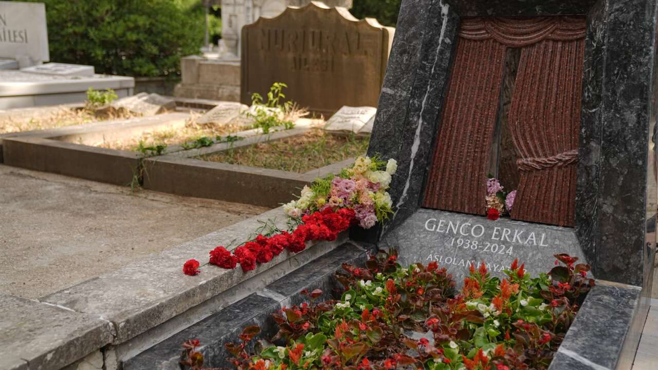 Genco Erkal, vefatının ikinci yılında anıt mezarı başında anıldı