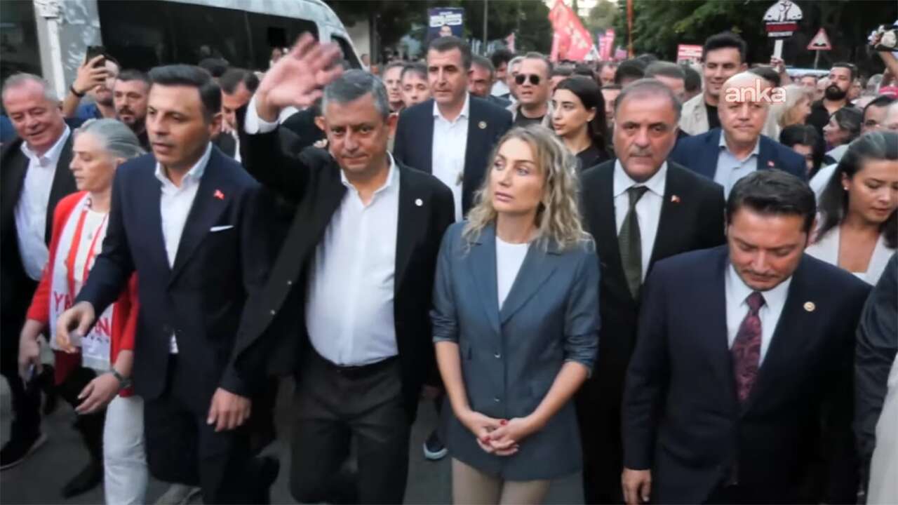 YENİ Parti'nin yürüyüşü öncesinde slogan müdahalesi